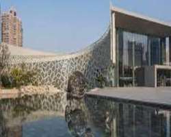 There is a genius mind in designing the building of the museum. It is bioclimatic that shines in daylight and its skin minimizes the heat of the day. 